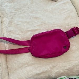 lululemon everywhere belt bag neon purple